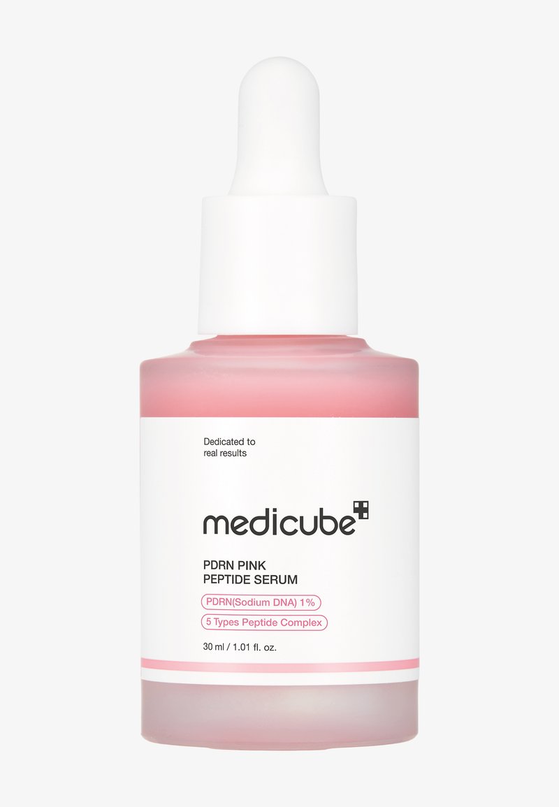 Siero PDRN Pink Peptide in una bottiglia trasparente con un contagocce bianco. Liquido rosa chiaro, etichettato con i dettagli del prodotto in testo nero e rosa.