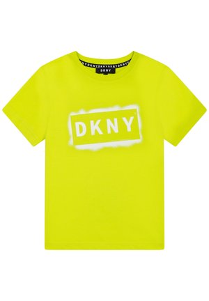 Jasnożółta koszulka z krótkim rękawem z białym logo DKNY w prostokątnym obramowaniu na klatce piersiowej oraz dopasowanym napisem DKNY na wewnętrznej stronie kołnierza.