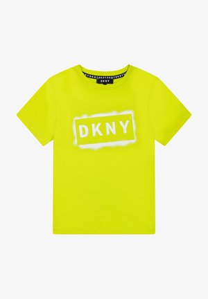 Lysegul T-shirt med korte ærmer med hvid DKNY-logo indenfor en rektangulær ramme på brystet og matchende DKNY-tekst på indersiden af kraven.