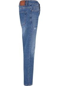 Jean en denim bleu clair coupe slim, avec légère usure, cinq poches et un patch en cuir marron sur la ceinture arrière.