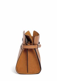 Borsa in pelle color tan con forma triangolare, dotata di un'apertura a ribalta, finitura liscia e una tracolla simile a una cintura all'apertura.