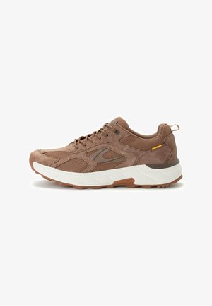 Bruine sportieve schoenen van een mix van suede en mesh materialen, met een dikke witte tussenzool en rubberen buitenzool, en gedetailleerde stiksels.