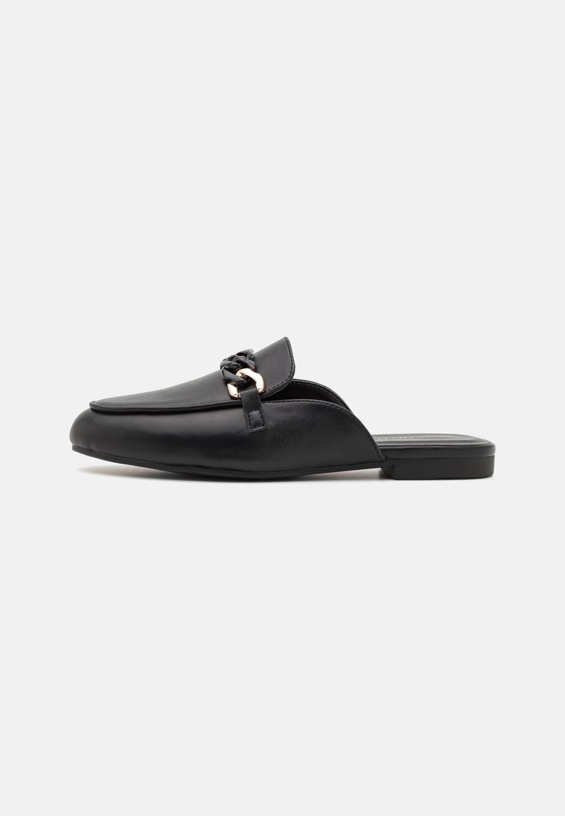 Chaussures en cuir noir à enfiler avec un bout arrondi, comportant un accent tissé et une semelle plate. Texture lisse et design minimaliste.