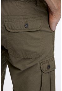 Olivgrüne Cargo-Hosen mit mehreren Taschen, Knopfverschluss und einem strukturierten Stoff, der die Nützlichkeit und Funktionalität hervorhebt.