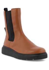 Stivale Chelsea in pelle marrone con pannelli elastici neri sui lati, punta rotonda e suola nera texturizzata. Presenta dettagli cuciti.