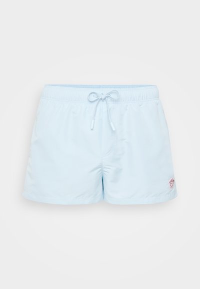 Hellblaue Badeshorts mit einem elastischen Bund und verstellbarem Kordelzug. Sie verfügen über ein kleines Logo-Patch an der unteren Seite. Glatte Textur.