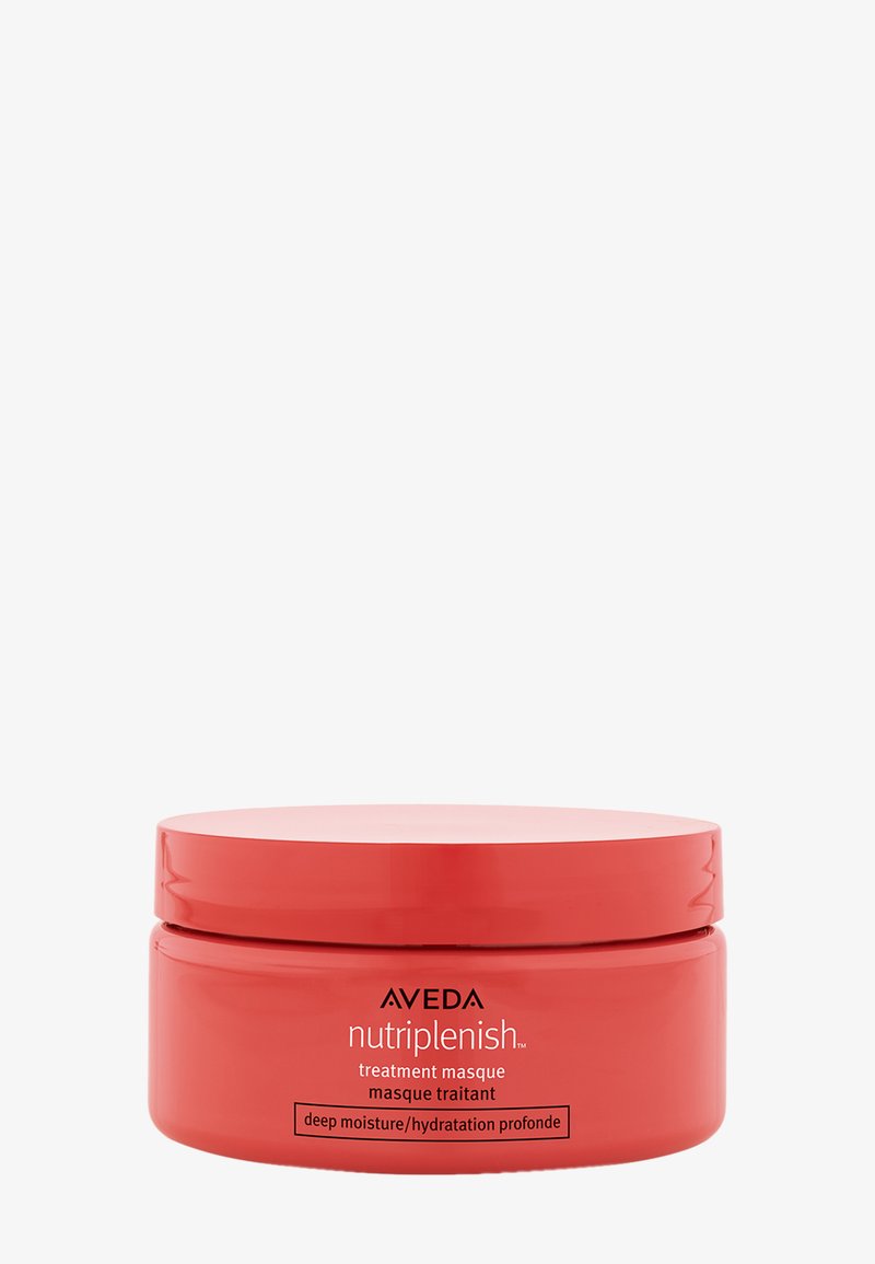 Tarro de plástico rojo etiquetado "Mascarilla Tratamiento Nutriplenish de Aveda" con un acabado suave y una tapa a juego. El texto destaca "hidratación profunda".