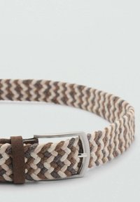 Belt din țesătură împletită, în nuanțe de maro, crem și gri; având o cataramă metalică argintie și un aspect texturat cu detalii împletite.