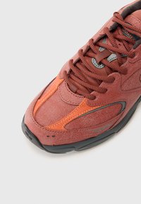 Lacoste STORM 96 - Tossud - dark orange/dark grey