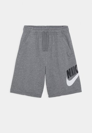 Grå Nike-shorts med elastisk linning, snøre, sidelommer og stort sort-hvidt logo på højre ben.