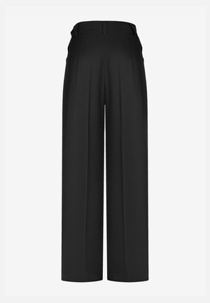 Zwarte wijde broek met hoge taille, riemlussen en voorplooien, getoond op een witte achtergrond.