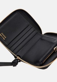 Schwarze Lederbrieftasche mit goldenem Reißverschluss, mehreren Kartenfächern und einem Innenfach. Mit geprägtem Markennamen und dem Schriftzug "Hergestellt in Italien".