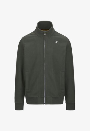 Giacca zip-up verde scuro con colletto alto, tasche laterali, polsini e orlo a coste, e un piccolo logo bianco sul lato sinistro del petto.