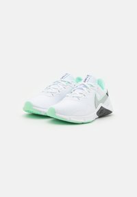 Nike Performance LEGEND ESSENTIAL  - Sapatilha de treino - white/metallic silver/mint foam/black/universal blue