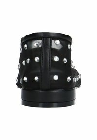 Zwarte enkellaarsjes met netpanelen, versierd met zilveren studs, ronde neus en een gladde, lage zwarte zool. De achterkant benadrukt decoratieve accenten.