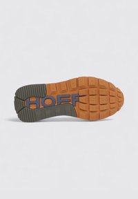 Semelle de sneakers en caoutchouc orange et gris. Texte "HOFF" en bleu affiché de manière proéminente. Surface texturée avec des motifs carrés pour une meilleure adhérence.