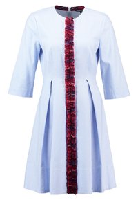 Robe bleu clair longueur genou avec manches trois-quarts et bande verticale centrale rouge à volants du col à l'ourlet.
