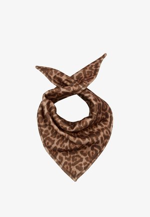Brun silketørklæde med leopardprint foldet med to spidse ender, der krydser hinanden og danner en løs løkke.