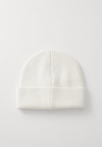 White ribbed beanie hat with a folded cuff. Made of knitted fabric, featuring vertical texture and a seamless top for a snug fit.