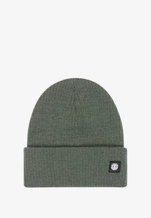 Gorro de punto verde con puño doblado, que cuenta con un pequeño parche de logo negro en el lateral. Fabricado con una suave tela texturizada.
