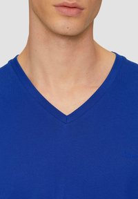 s.Oliver MIT V-AUSSCHNITT - T-shirt basic - ozeanblau