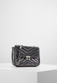 Borsa a tracolla grigia metallica con motivo a zig zag, hardware argento e tracolla a catena. Caratterizzata da una chiusura frontale a gancio.