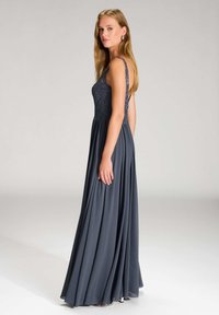 Langes, fließendes Kleid in Dunkelgrau, mit einem Spitzenoberteil und dünnen Trägern, aus einem glatten, leichten Stoff und mit einer entspannten Silhouette.