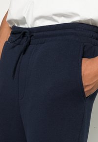 Jack & Jones JJIKANE JJBRINK PANTS - Calças de fato de treino - navy