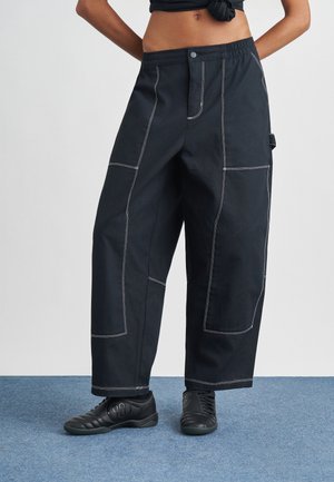 - Spodnie materiałowe