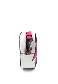 Borsa a tracolla compatta bianca con dettagli rosa e bordo nero, dotata di chiusura con zip e tracolla rimovibile. Si appoggia piatta.
