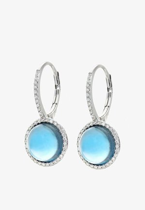 Srebrne naušnice u obliku obruča s okruglim plavim dragim kamenom u sredini, okružene prstenom malih prozirnih kamenčića za dodatni detalj.