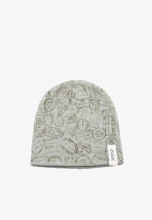 Cappellino in tessuto grigio chiaro, con motivo stampato di francobolli e etichette. Include una piccola etichetta bianca del marchio sull'orlo.