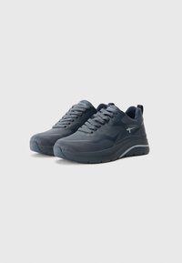 Sneakers blu navy con una parte superiore texturizzata, design con lacci, collo imbottito e suola in gomma spessa con un sottile accento grigio chiaro.