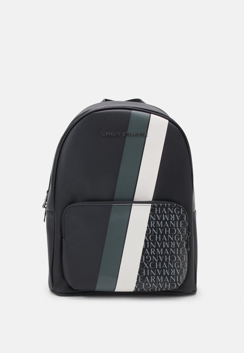 Zaino nero con finitura testurizzata, caratterizzato da strisce verdi e bianche, tasca frontale con zip e motivo logo ripetuto, e dettaglio in metallo con logo.