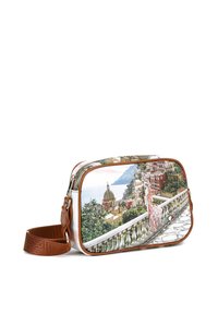 Borsa a tracolla con stampa paesaggistica, realizzata in materiale simile alla pelle, con chiusura a zip e accenti marroni a contrasto. Dettagli doppi cuciti.