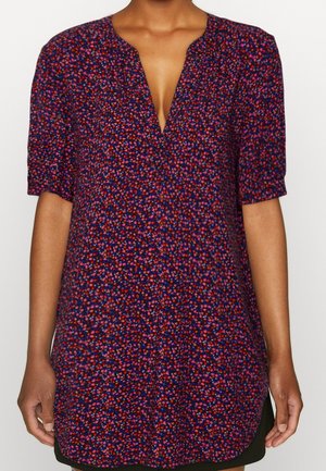 Kurzärmliges Kleid aus marineblauem Stoff mit floralem Muster in Rot-, Pink- und Blautönen. V-Ausschnitt und lockere Passform, bis zur Mitte des Oberschenkels.