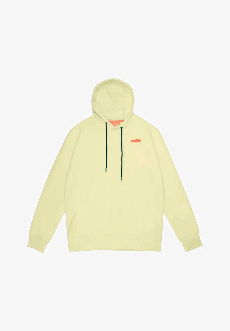 Lichtgele hoodie met een kangoeroezak, verstelbare groene trekkoorden en een klein rood logo op de borst. Zacht materiaal en een ontspannen pasvorm.