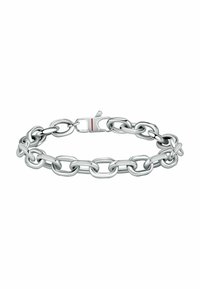 Bracciale in argento con anelli ovali e rotondi intrecciati, dotato di una chiusura sicura e di un piccolo accento rosso sull'hardware.