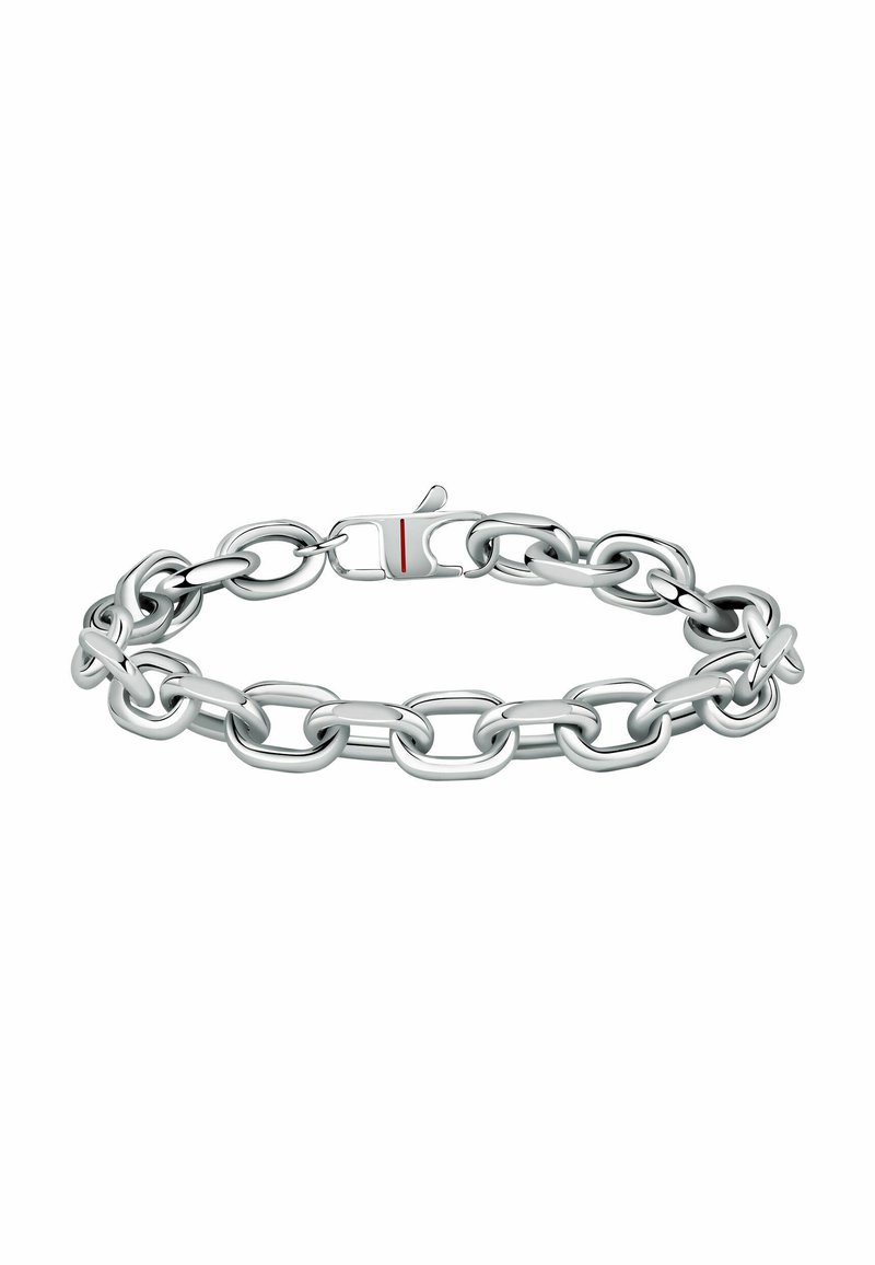 Bracciale in argento con anelli ovali e rotondi intrecciati, dotato di una chiusura sicura e di un piccolo accento rosso sull'hardware.