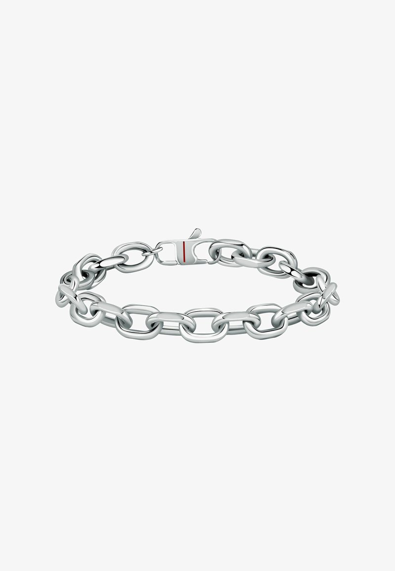 Bracciale in argento con anelli ovali e rotondi intrecciati, dotato di una chiusura sicura e di un piccolo accento rosso sull'hardware.