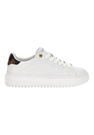 Sneaker bianco con motivo floreale in rilievo, punta rotonda, suola bianca spessa e accentatura nera texturizzata sul tallone. Lacci bianchi piatti e dettagli in metallo dorato.