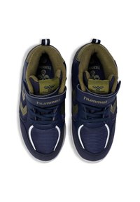 Marine sportieve schoenen van mesh en synthetische materialen. Voorzien van een klittenbandsluiting, een gestructureerde zool, contrasterende witte accenten en logo-details.