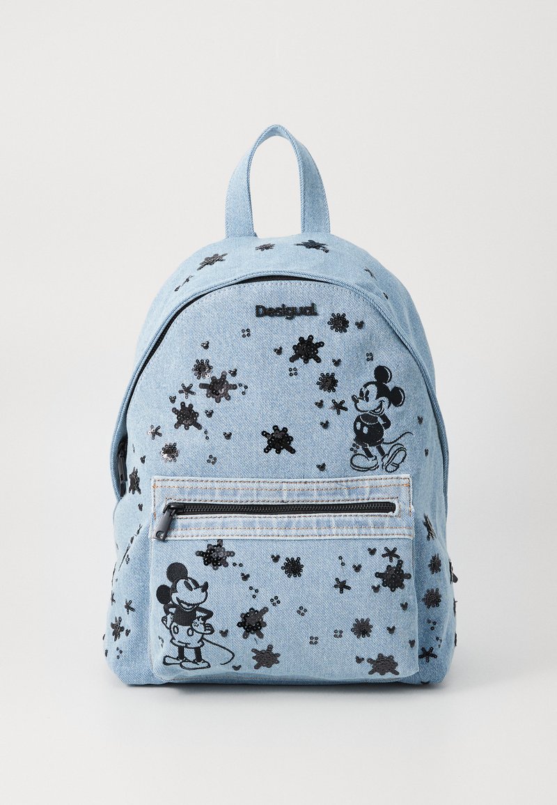 Világoskék farmer hátizsák fekete Mickey Mouse illusztrációkkal és virágmintákkal. Elöl cipzáras zsebbel és dupla vállpánttal rendelkezik.