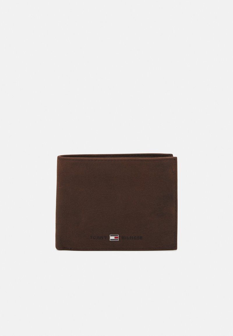 Brun semsket lommebok med en horisontal brett, med en logo i rødt, hvitt og blått. Glatt tekstur og minimalistisk design.