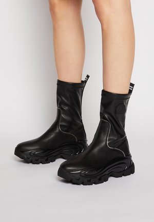 WAVE 16 - Platform-nilkkurit - black