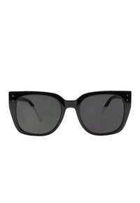 Occhiali da sole a forma di occhio di gatto con montatura in plastica nera lucida e lenti scure. Presentano angoli netti, una lieve texturizzazione sulle astine e un design minimalista.