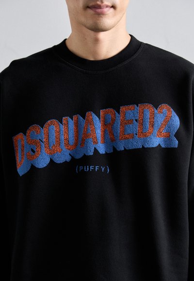 Schwarzes Sweatshirt mit plakativen blauen und orangefarbenen Buchstaben "DSQUARED2" und "(PUFFY)" auf der Vorderseite, mit klassischem Rundhalsausschnitt.