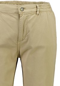 Pantalones beige con cintura elástica, cierre de botón, trabillas para cinturón y bolsillos laterales, mostrados desde la cintura hasta la mitad del muslo.