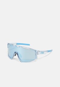 Ochelari de soare cu un cadru albastru transparent și lentile cu nuanță albastră. Design unghiular cu o lentilă de lățime completă și urechi flexibile pentru o fixare sigură.