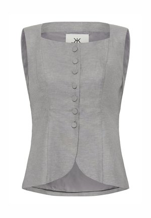 Pánska sivá vesta bez rukávov s jemnými diagonálnymi pruhmi, siedmimi gombíkmi potiahnutými textíliou na prednej strane a zakriveným spodným okrajom.